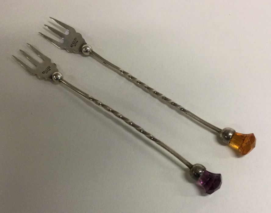 A pair of silver forks with stone ends. Birmingham 1920. Approx. 10 grams. Est. £30 - £50.