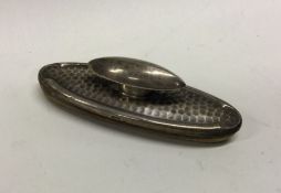 A silver nail buffer. Birmingham. Approx. 31 grams. Est. £20 - £30.