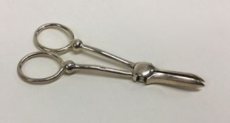 An unusual pair of silver grape scissors. Birmingham 1969. Approx. 47 grams. Est. £50 - £80.