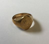 A heavy 9 carat crested signet ring. Approx. 8 gra