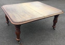 A mahogany extending table. Est. £80 - £120.