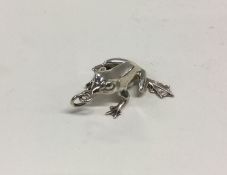 A silver model of a frog. Approx. 22 grams. Est. £20 - £30.