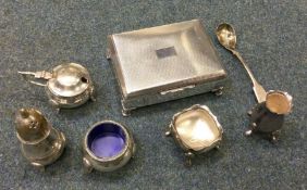 A mixed lot of silver plated wares. Est. £20 - £30.