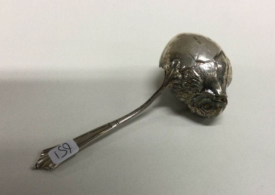 CHESTER: A silver sifter spoon in the form of a chick. 1901. Approx. 20 grams. Est. £150 - £180. - Image 2 of 2