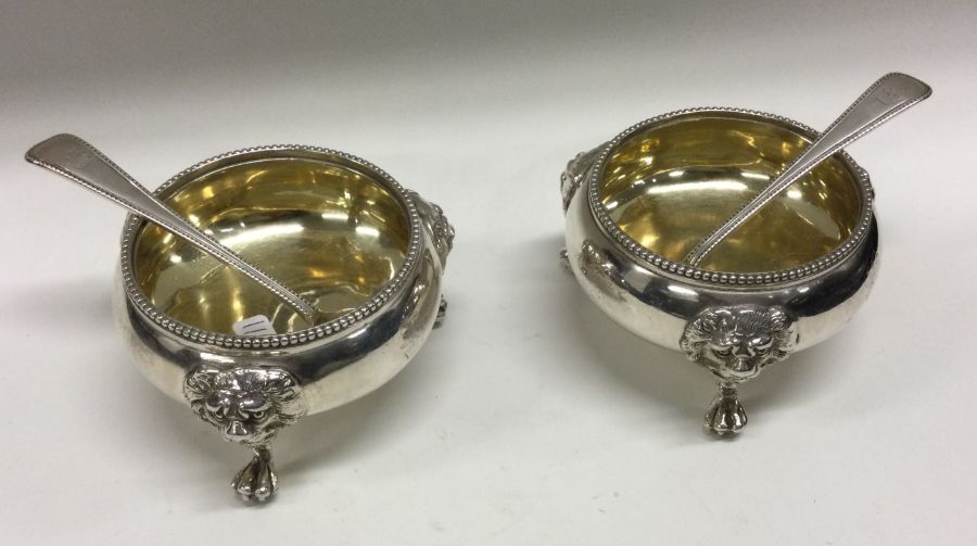 A heavy pair of Victorian silver salts with cast lion feet. London 1874. By Richards and Brown.