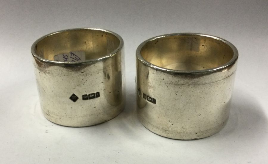 A heavy pair of plain silver napkin rings. Sheffie