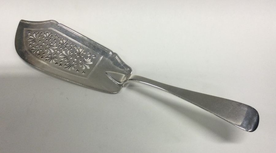 A silver cake server. London 1833. By William Eley. Approx. 152 grams. Est. £100 - £120. - Image 2 of 3