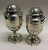 A pair of Victorian casters. London 1895. Approx. 167 grams. Est. £100 - £120.