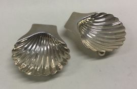A heavy pair of silver butter shells. Approx. 40 gram. Est. £40 - £60.