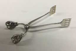 A pair of Continental silver tongs. Approx. 22 grams. Est. £25 - £35.
