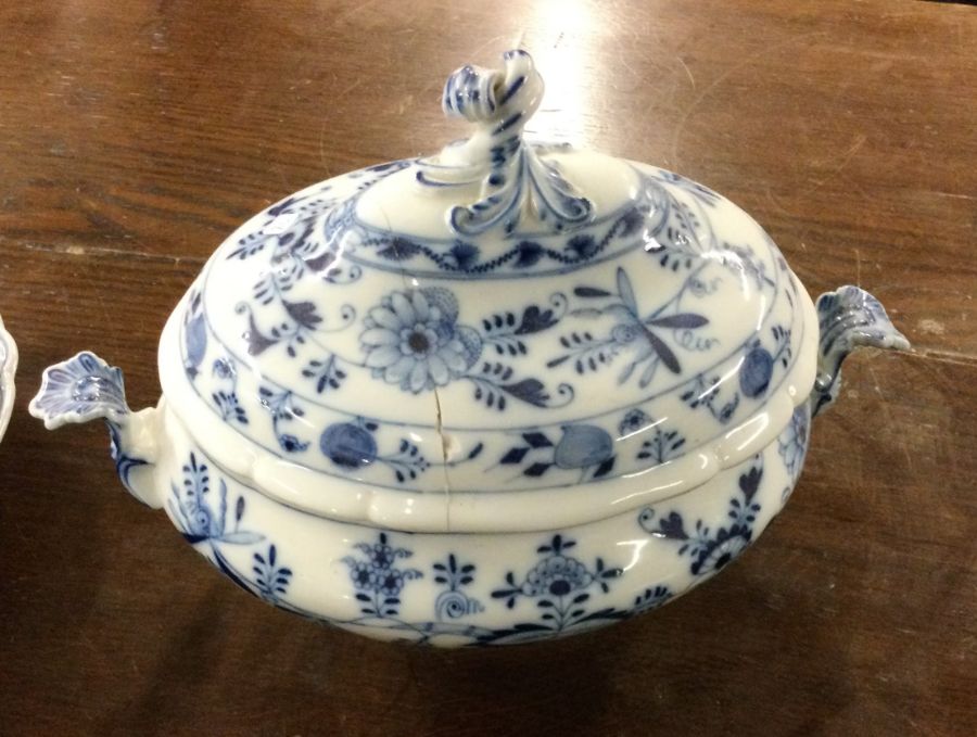 MEISSEN: A tall blue and white tureen. Est. £20 -