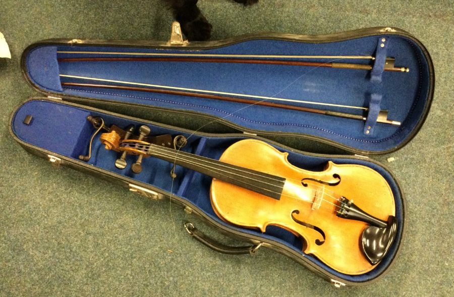 A cased violin together with bows. Est. £30 - £40.