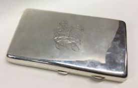 A heavy silver cigar case. Birmingham 1918. By Alexander Clark and Co. Approx. 226 grams. Est. £