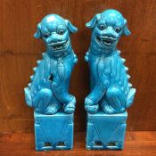 A pair of dogs of Foo. Est. £20 - £30.
