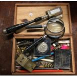 A box containing magnifying glasses, coins etc. Es