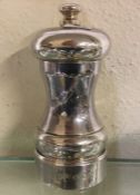 A heavy silver pepper grinder. London 1989. By OP. Approx. 56 grams. Est. £30 - £50.