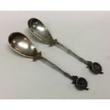 An unusual pair of naturalistic spoons. Possibly Chinese. Approx. 26 grams. Est. £30 - £50.