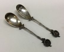 An unusual pair of naturalistic spoons. Possibly Chinese. Approx. 26 grams. Est. £30 - £50.