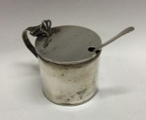 A silver mustard pot. Birmingham 1910. By ES Barnsley and Co. Approx. 115 grams. Est. £80 - £120.