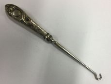 A heavy Chinese silver button hook. By Chang. Approx. 66 grams. Est. £50 - £80.