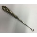 A heavy Chinese silver button hook. By Chang. Approx. 66 grams. Est. £50 - £80.