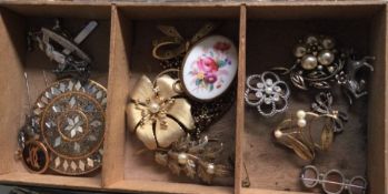 A box containing costume jewellery etc. Est. £10 -