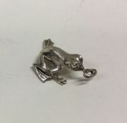 A silver figure of a frog. Approx. 22 grams. Est. £20 - £30.