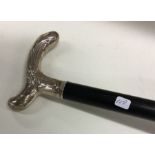 A stylish silver mounted walking stick. Est. £30 -
