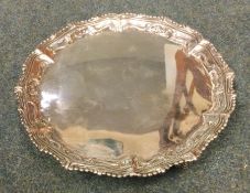 A fine silver salver with fancy border. London 1769. By Ebenezer Coker. Approx. 319 grams. Est. £300