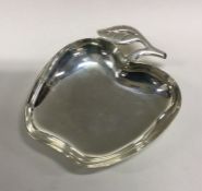 TIFFANY & CO: A heavy and stylish silver dish in the form of an apple. Approx. 156 grams. Est. £