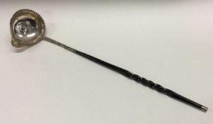A large early 18th Century silver and whalebone toddy ladle. Approx. 45 grams. Est. £50 - £80.