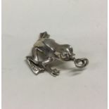 A silver figure of a frog. Approx. 22 grams. Est. £20 - £30.