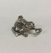 A silver figure of a frog. Approx. 22 grams. Est. £20 - £30.