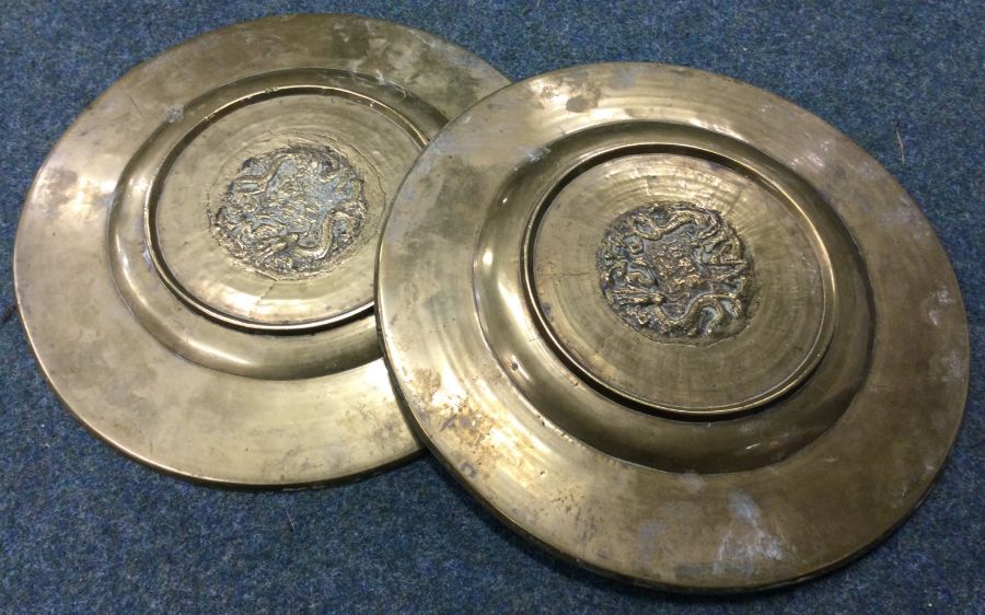 A heavy pair of Chinese circular brass plates deco - Image 3 of 3