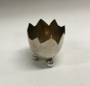 An unusual silver egg cup. Approx. 19 grams. Est. £20 - £30.
