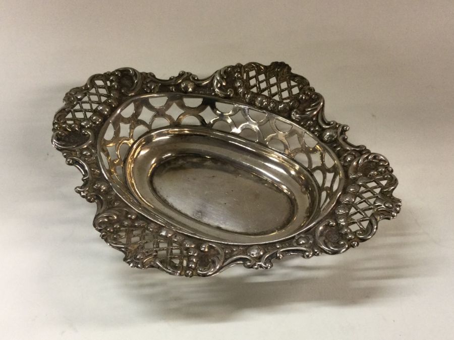 A pierced silver dish. Birmingham 1908. Approx. 60