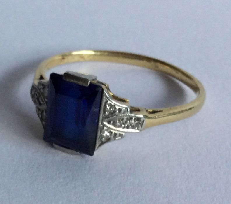 An attractive Art Deco sapphire and diamond ring i - Image 3 of 3