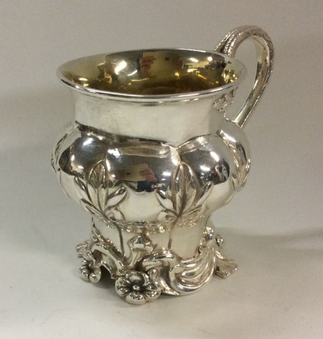 An early 18th Century silver mug. Approx. 146 gram - Image 3 of 3