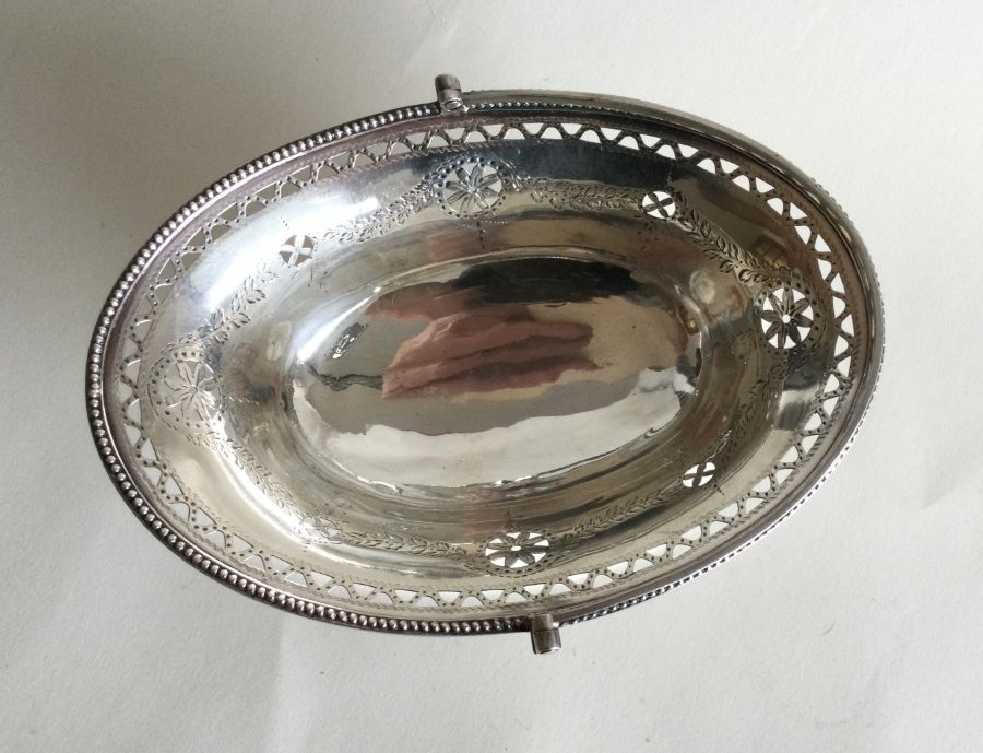 A good small Georgian silver sweet dish with beadw - Image 3 of 3