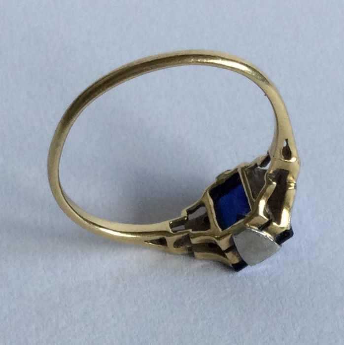 An attractive Art Deco sapphire and diamond ring i - Image 2 of 3