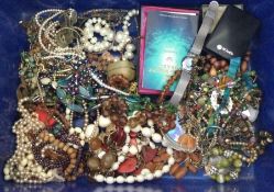 A large quantity of costume jewellery. Est. £20 -