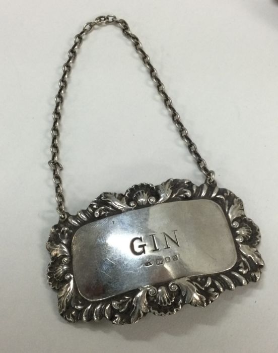 A silver wine label for 'Gin'. Approx. 7 grams. Es