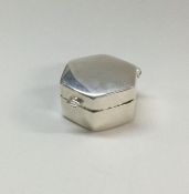 A small octagonal hinged top silver box. Approx. 11 grams. Est. £10 - £20.