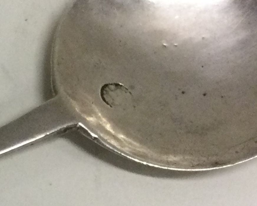 An early Charles II dog nose silver spoon marked w - Image 2 of 3