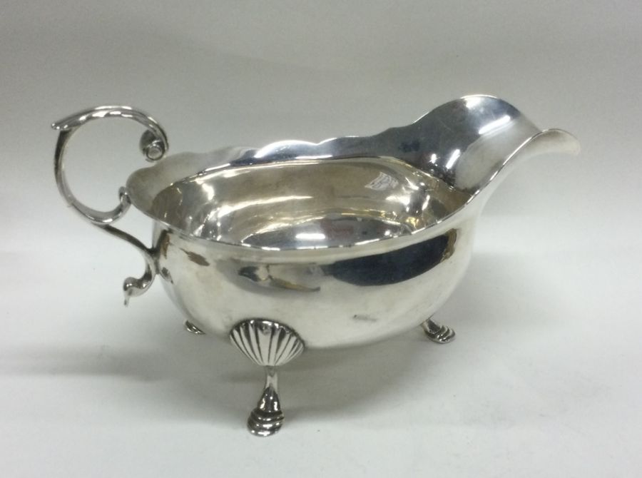 A good Georgian style heavy silver sauce boat with - Image 2 of 3