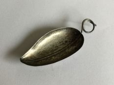 A Georgian silver caddy spoon. Approx. 6 grams. Es