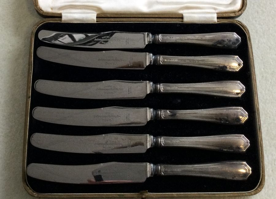 A boxed set of six silver handled tea knives. Shef