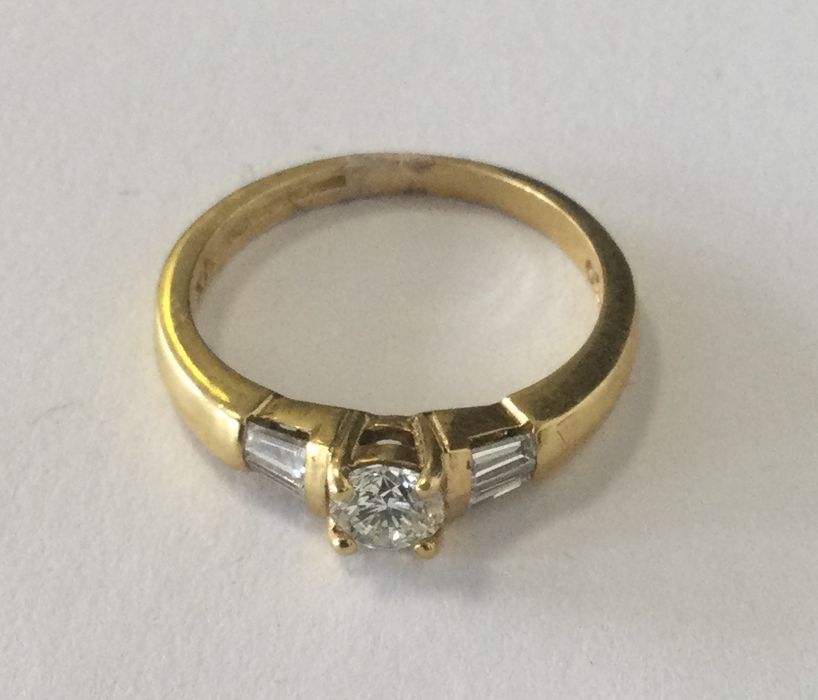 A good diamond brilliant cut single stone ring wit