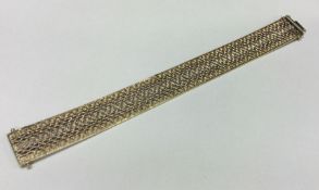 A 9 carat mesh bracelet with concealed clasp. Appr