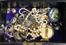 A box of costume jewellery. Est. £20 - £30.